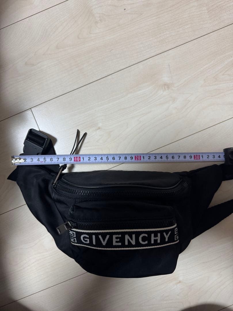 GIVENCHY 黒 ボディバッグ