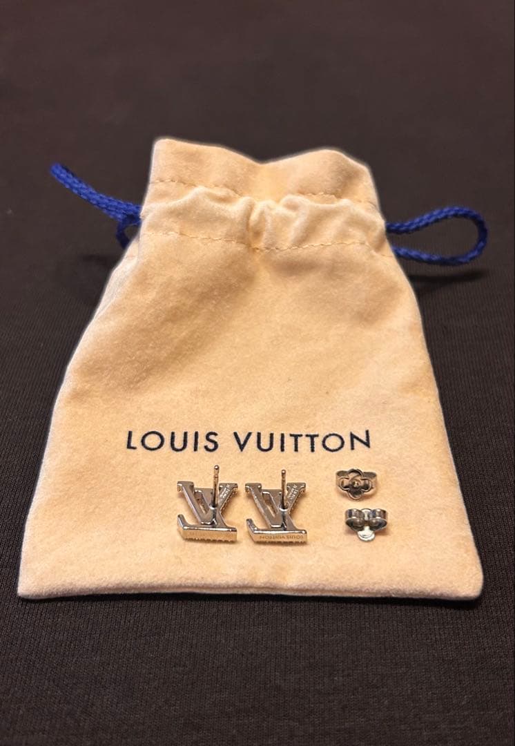 LOUIS VUITTON シルバーロゴピアス(両耳)