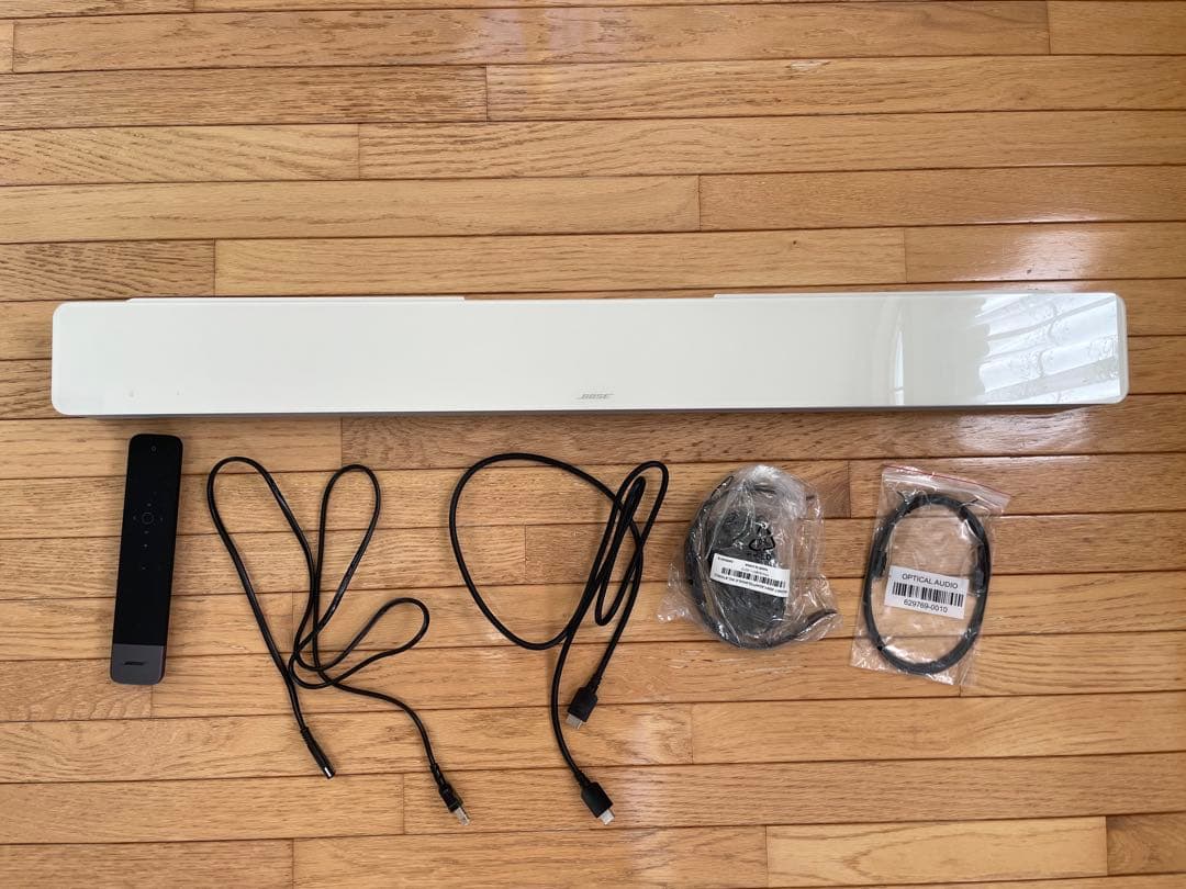 BOSE SOUNDBAR 700 ホワイトスピーカー ホームシアター ポーズ