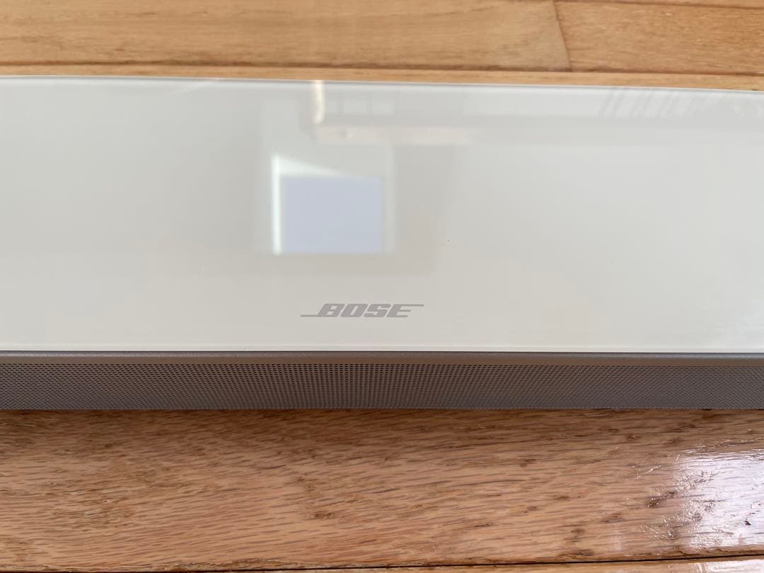 BOSE SOUNDBAR 700 ホワイトスピーカー ホームシアター ポーズ