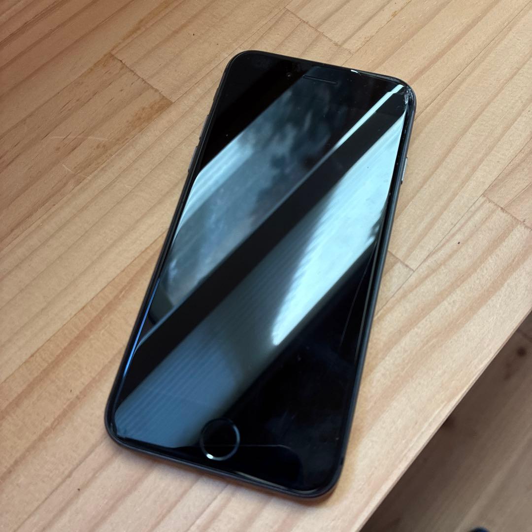 iPhone 8 ブラック 画面に傷あり　64GB