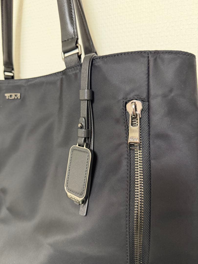 TUMI ヴァレッタ　ラージトート　ブラック/ガンメタ　国内正規店購入