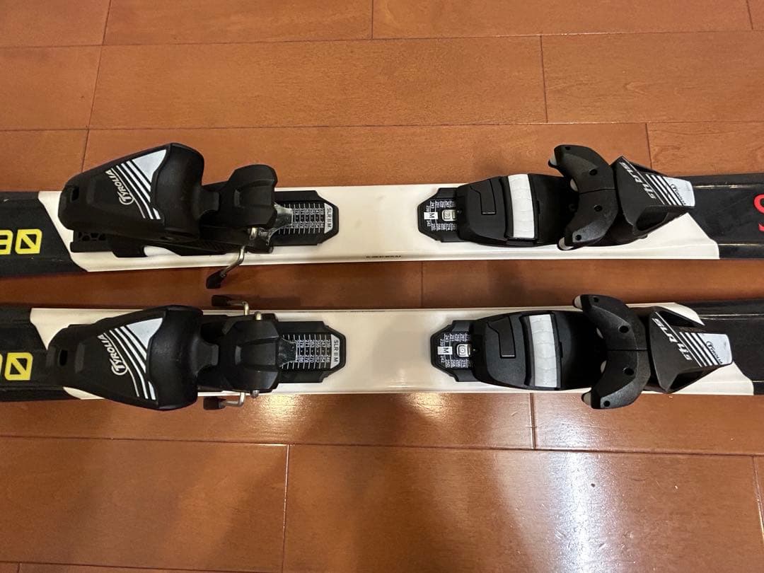 ジュニアスキーセット板130・ブーツ23.5cm・ストック100cm・ヘルメット