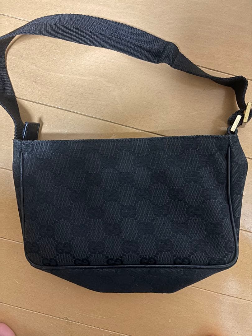 GUCCI ブラック ショルダーバッグ　ブランド