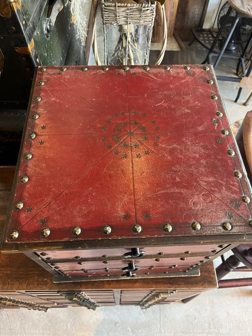 レトロな箪笥　引き出し　チェスト　レザー