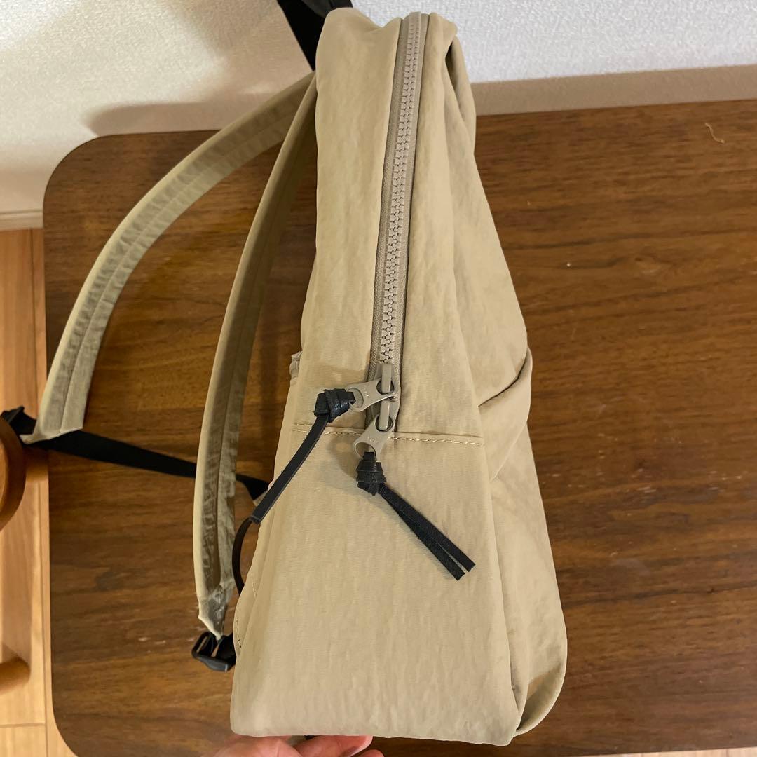美品　ニジュウカノウ　ライトナイロンリュックS ライトベージュ