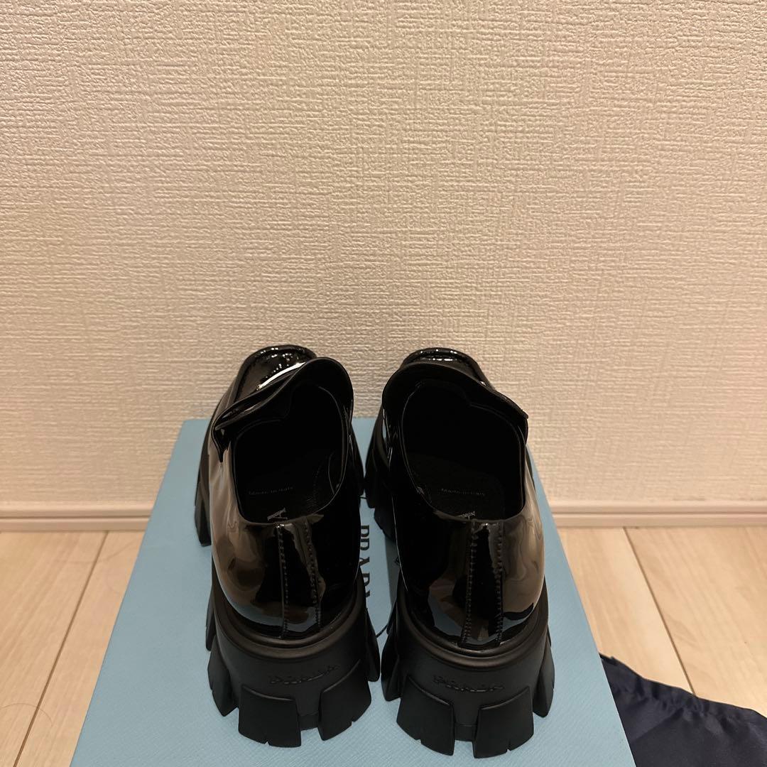 プラダモノリスブラッシュドレザーローファー37