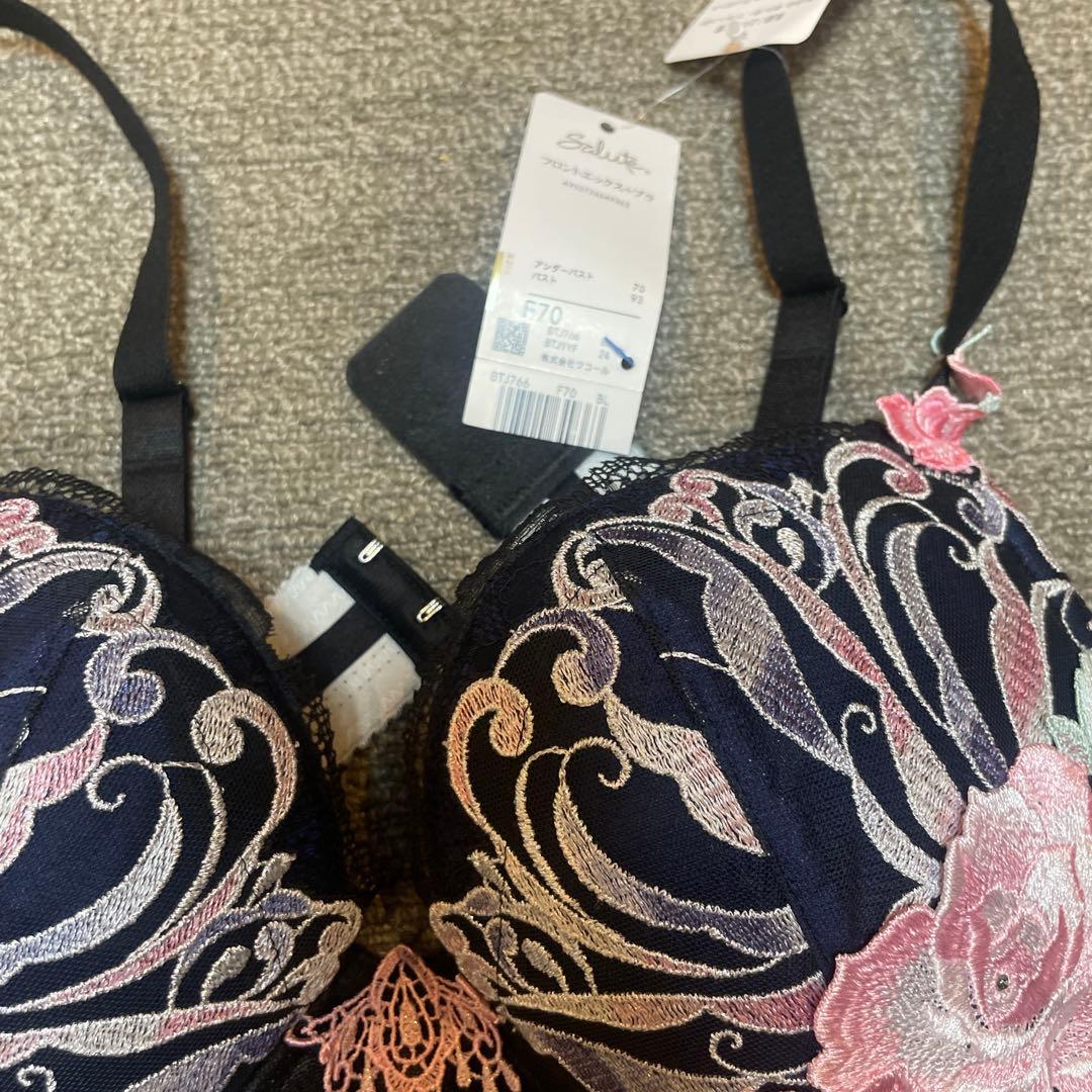 サルート 花柄刺繍 ブラジャーＦ70ショーツLサイズセット