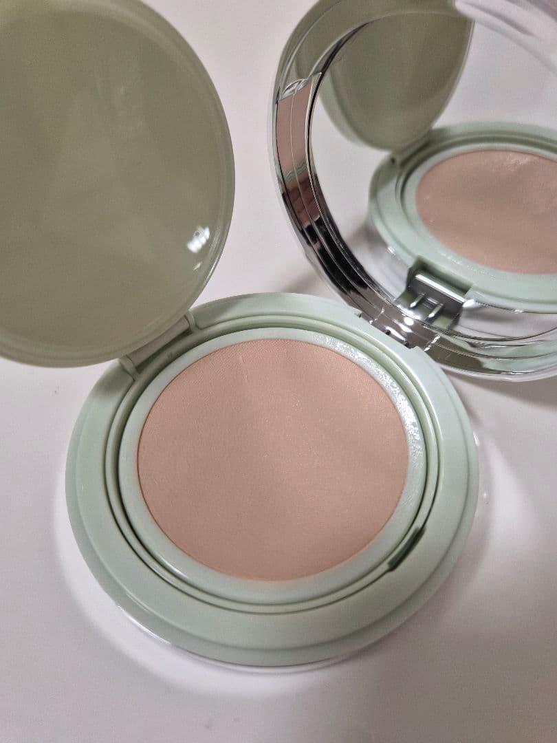 PRADA クッションファンデーション(限定カラーケース)