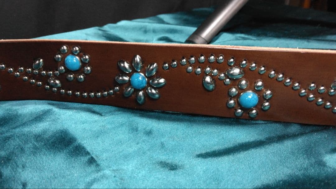 昭南ベンズレザーツタ＆フラワースタッズベルトチョコ　穴開け加工済み　即納可