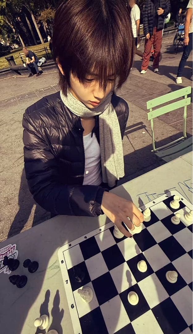 prada ライトダウンジャケット　44 cortis ジュフン着用