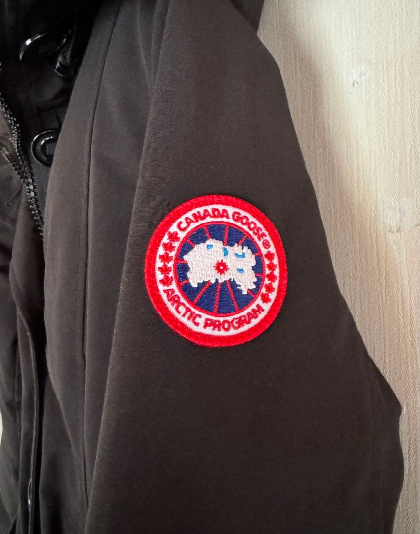 カナダグース 黒 ファー付きダウンジャケット