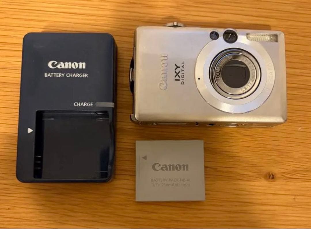 Canon IXY DIGITAL 70 本体と充電器