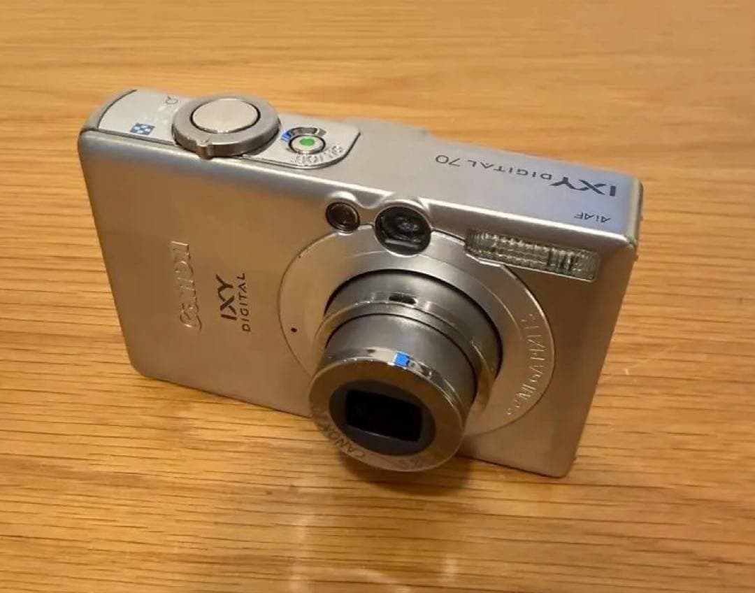 Canon IXY DIGITAL 70 本体と充電器