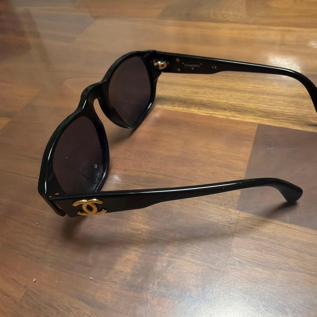 CHANEL ブラックサングラス ゴールドロゴ