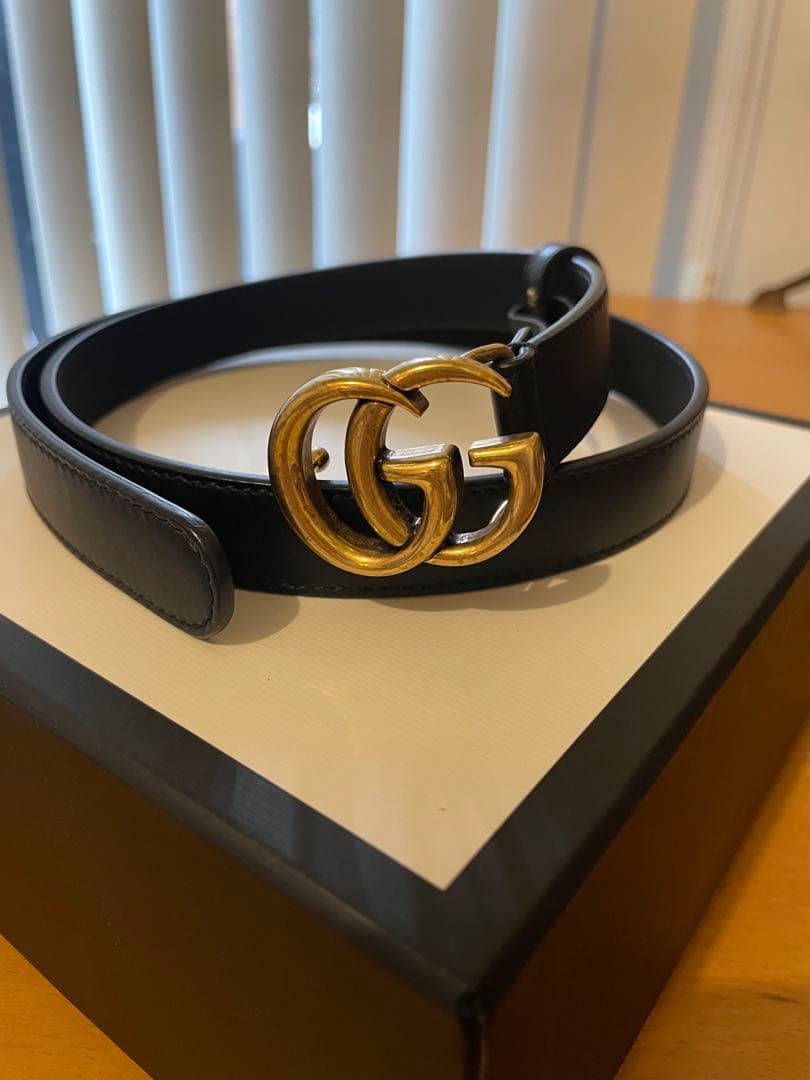 GUCCI ブラックレザーベルト GGロゴ付き