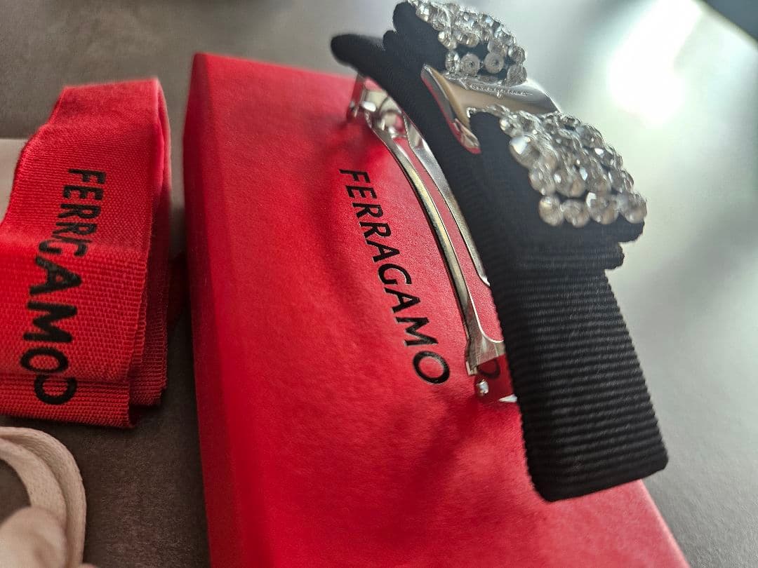 フェラガモ　バレッタ　ヴァラ　リボンクリスタル