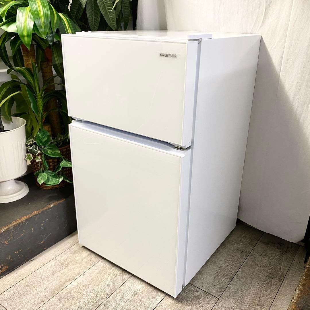 小さめなのにガラスドアで高級感があってオシャレなの。2ドア冷凍冷蔵庫90L