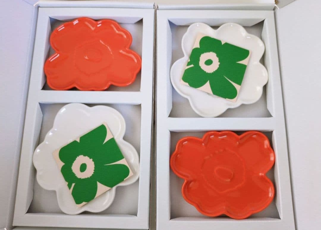 ☆完売品☆マリメッコ　ウニッコ　６０周年記念プレートホワイト＆オレンジ　計４枚