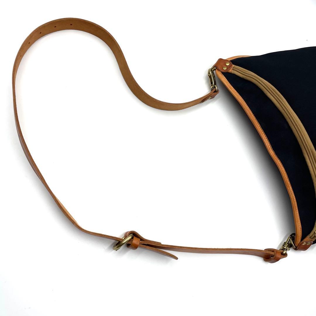 イルビゾンテ 公式定価:¥48,400 ボディバッグ ショルダーバッグ ヌメ 黒