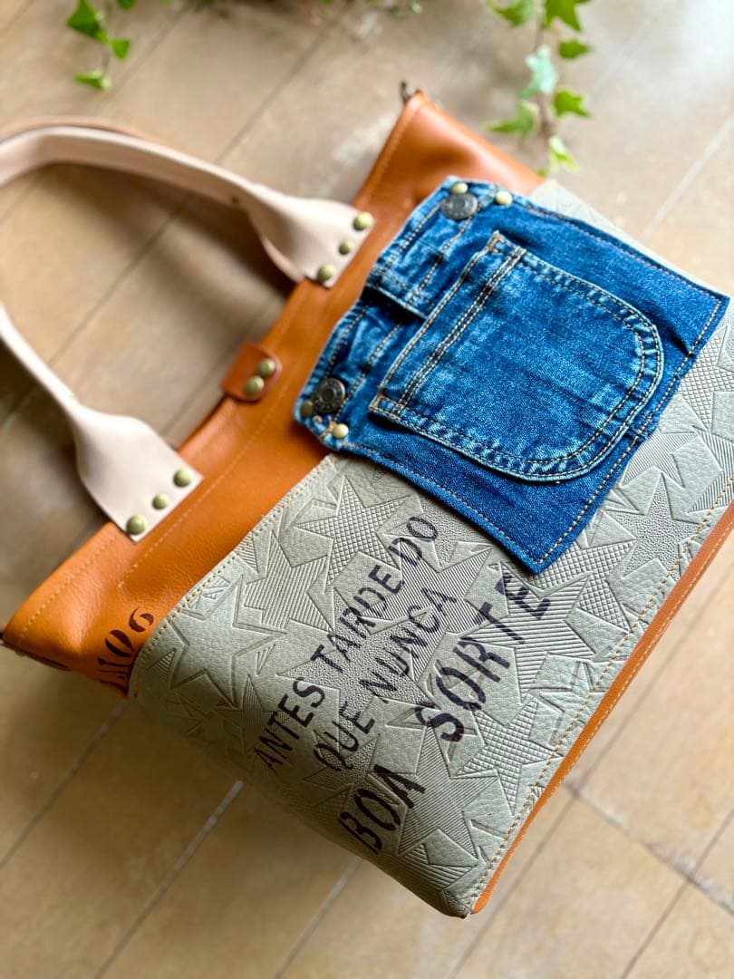 牛革キャメル、デニムポケットのトートバッグ