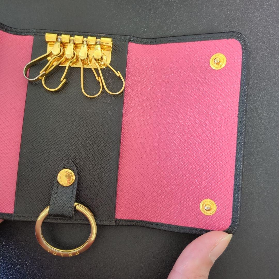 ★KIKI★PRADA　サフィアーノレザー　キーケース　ブラック×ピンク