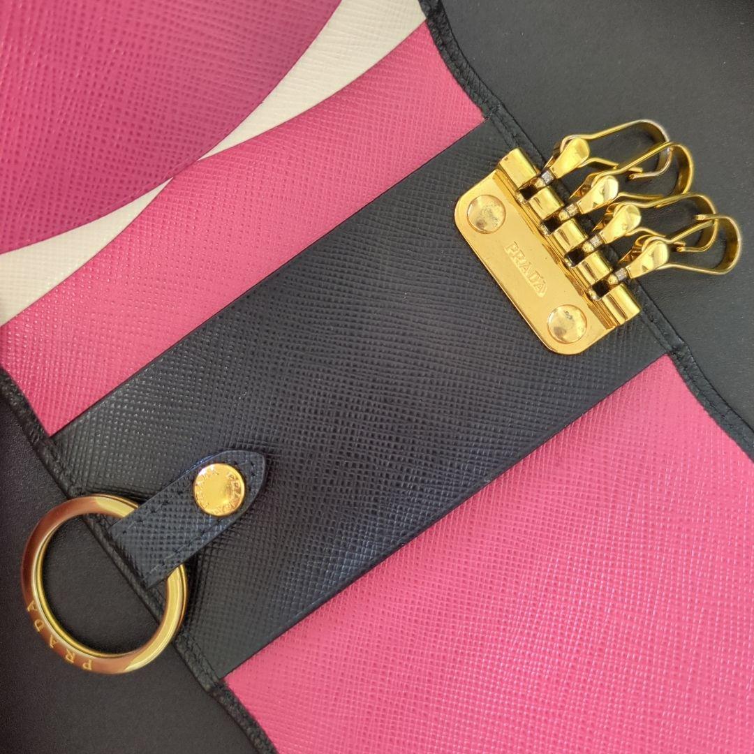 ★KIKI★PRADA　サフィアーノレザー　キーケース　ブラック×ピンク