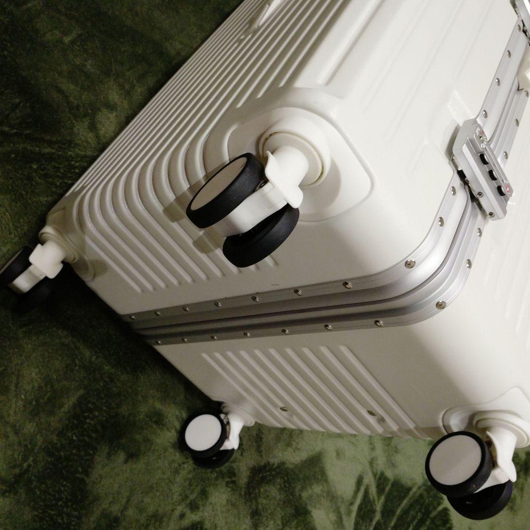 【タンスのゲン】大容量キャリーケース。スーツケース カップホルダー付 アルミ