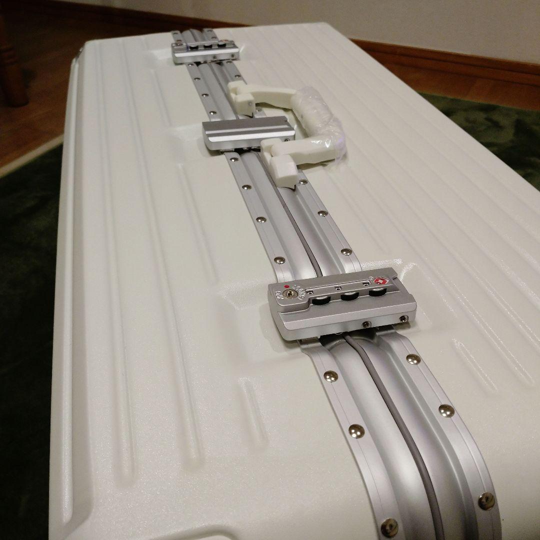 【タンスのゲン】大容量キャリーケース。スーツケース カップホルダー付 アルミ