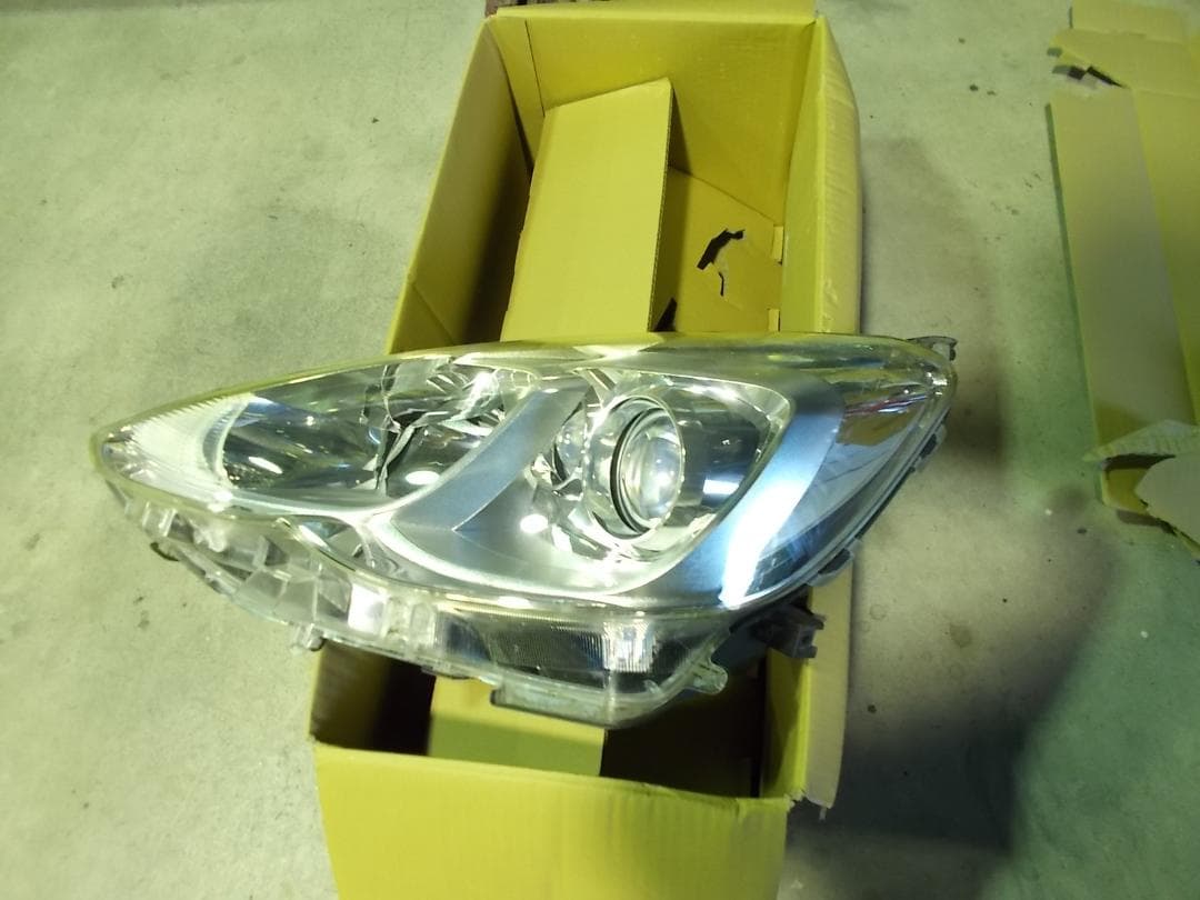 DAA-NHP10アクア左ハロゲンヘッドランプASSY