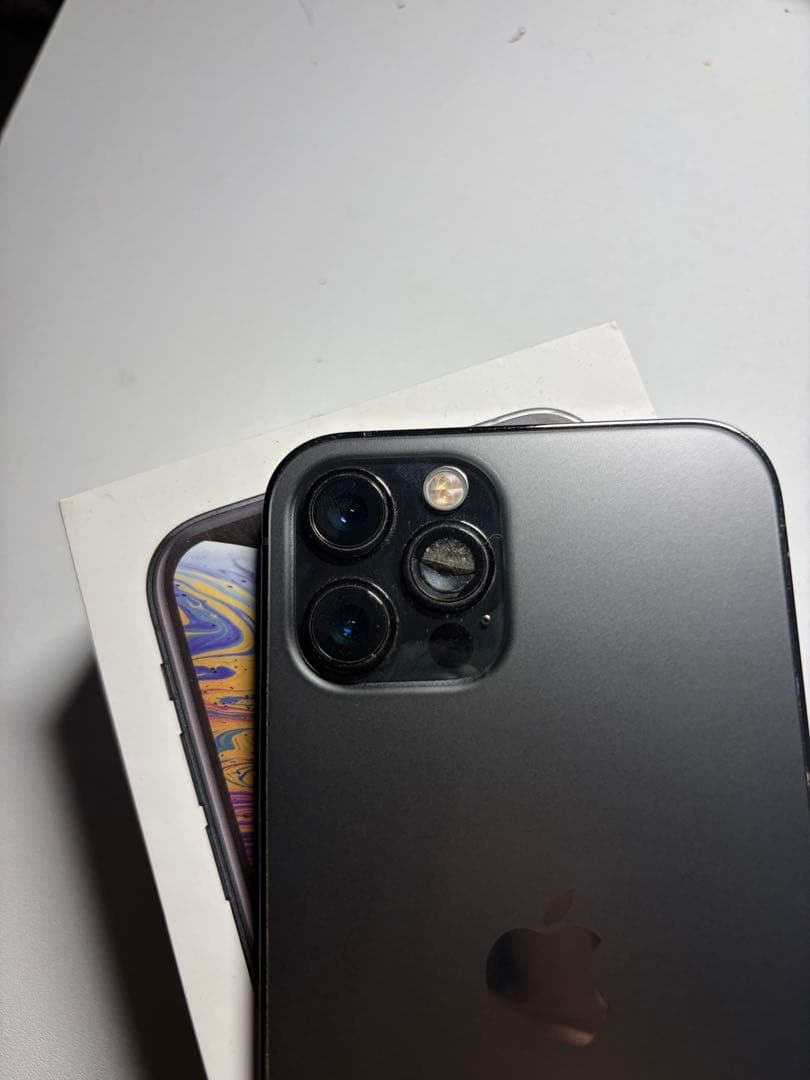 iPhone 12Pro グラファイト本体 カメラレンズ割れあり側面小傷あり。