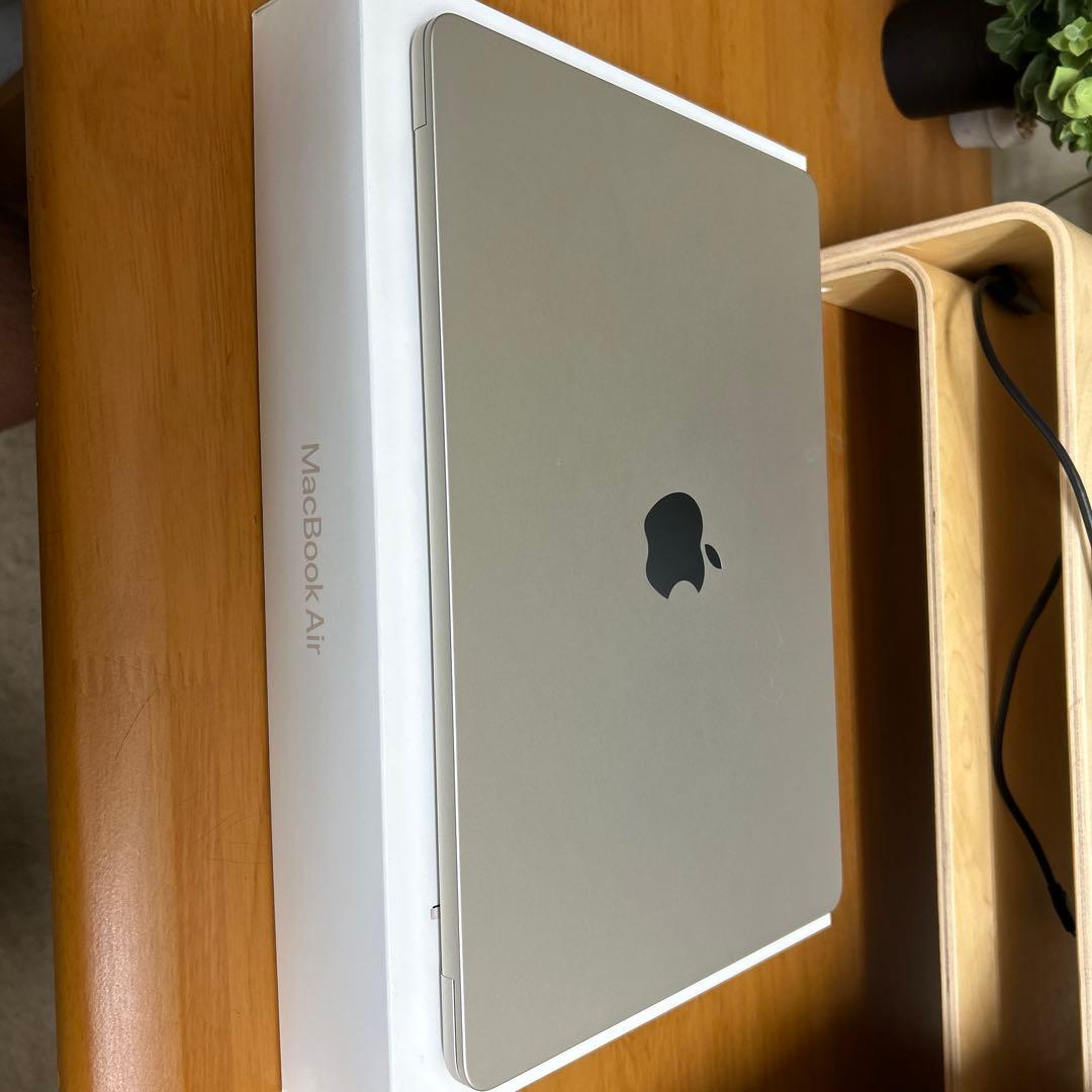 M2 MacBook Air 8GB / 256GB スターライト