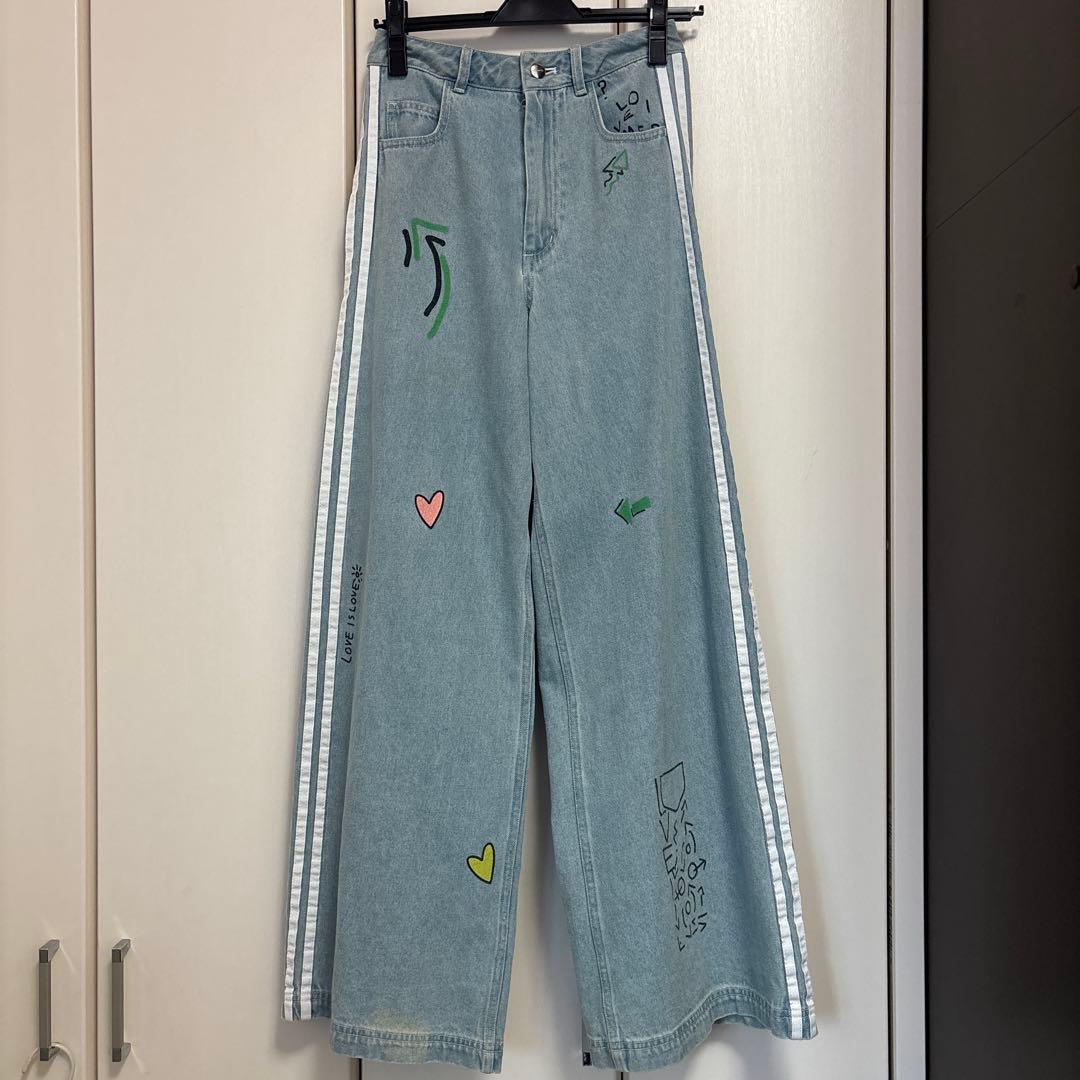 【美品】✨️adidas ライトブルー ワイドレッグデニム グラフィックプリント