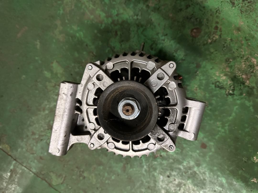 LS460 オルタネーター　ダイナモ　中古