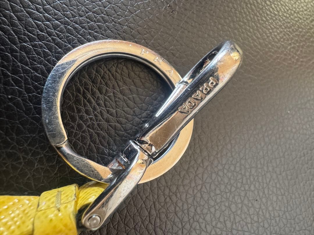 PRADA プラダ トライアングルロゴ キーホルダー