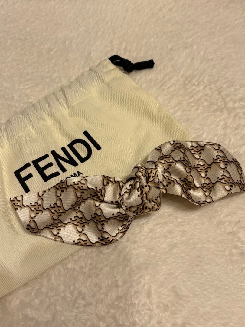 美品　FENDI ロゴリボン型ヘアバレッタ