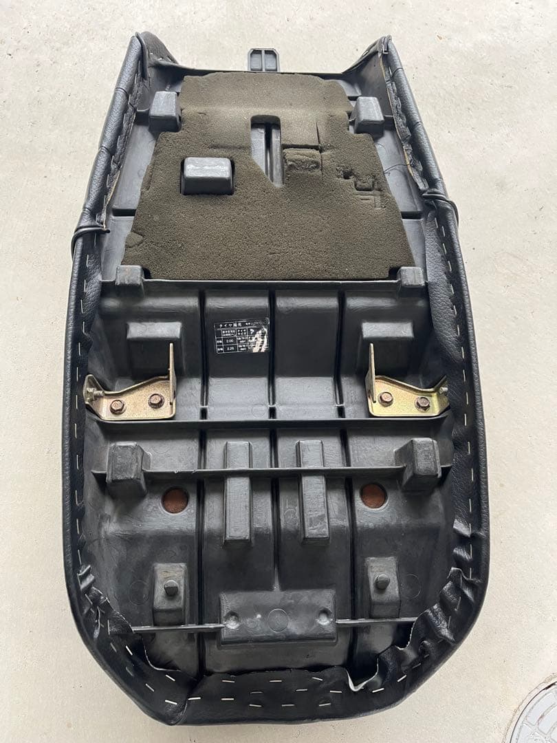 ゼファー750 純正シートベース　タックロールシート