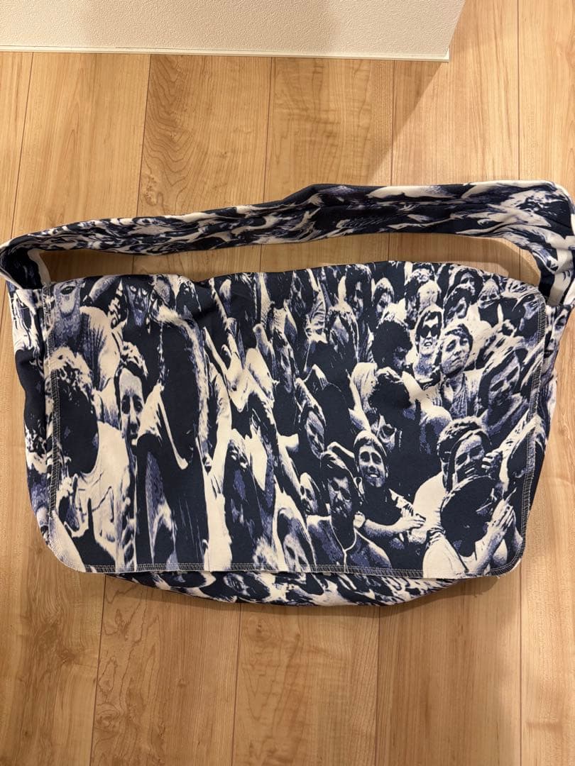 ABSOLUTELY FUCKING BITCHのメッセンジャーバッグ