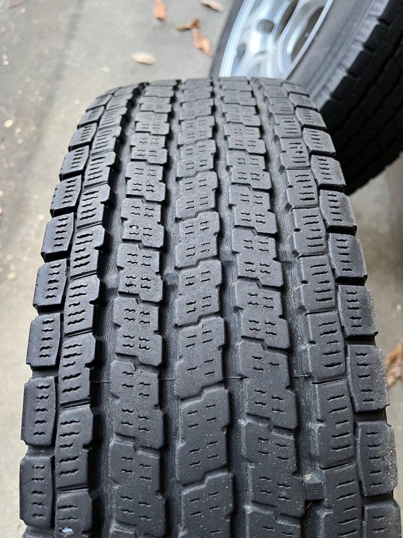 ハイエース　スタッドレスタイヤ4本セット 195/80R15