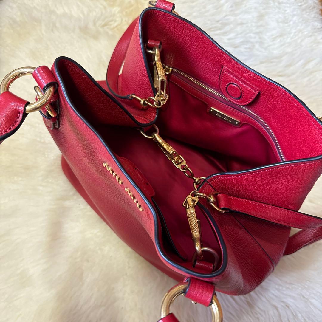 Miu Miu 赤 レザー ショルダーバッグ