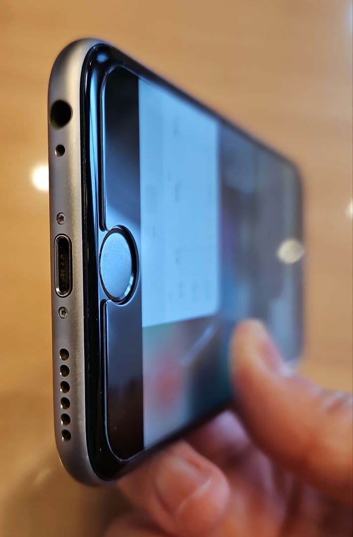 Apple iPhone 6s 64GBシルバー 本体