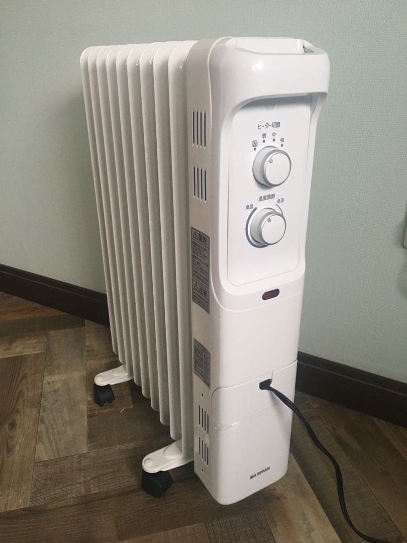 値下げしました！2022製オイルヒーター　取手＋キャスター付き