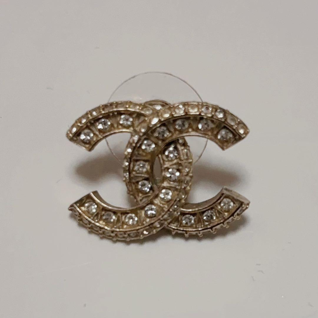 CHANEL ロゴピアス　片耳のみ