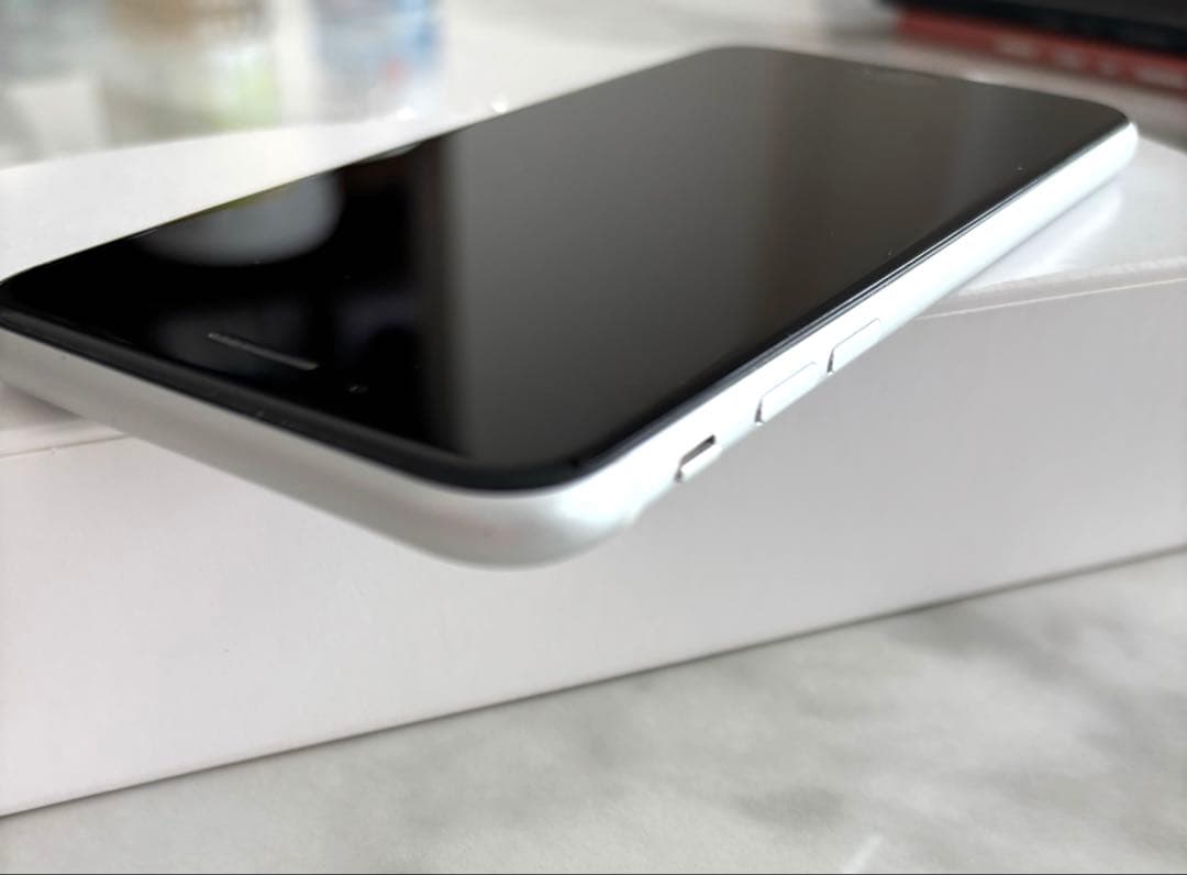 【極上美品】付属品未使用 iPhoneSE2 第二世代　ホワイト SIMフリー