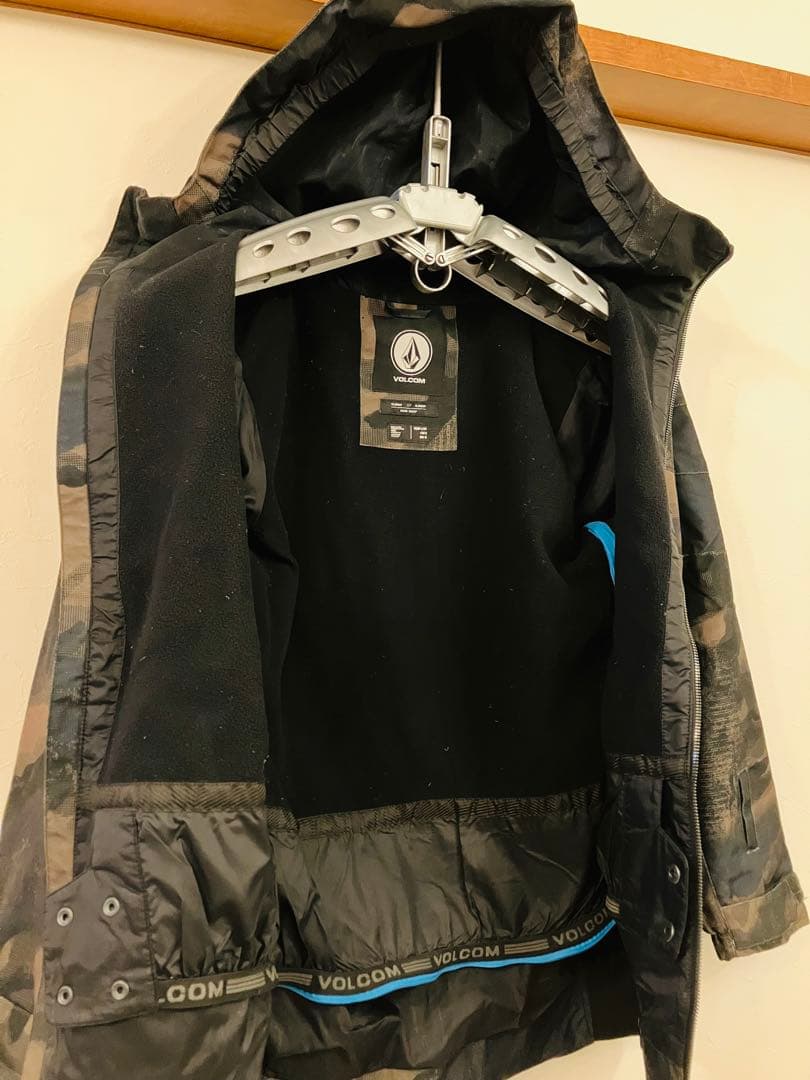 超人気⭐︎kids用⭐︎スノージャケット⭐︎使用わずか☆Volcom ⭐︎カモ柄