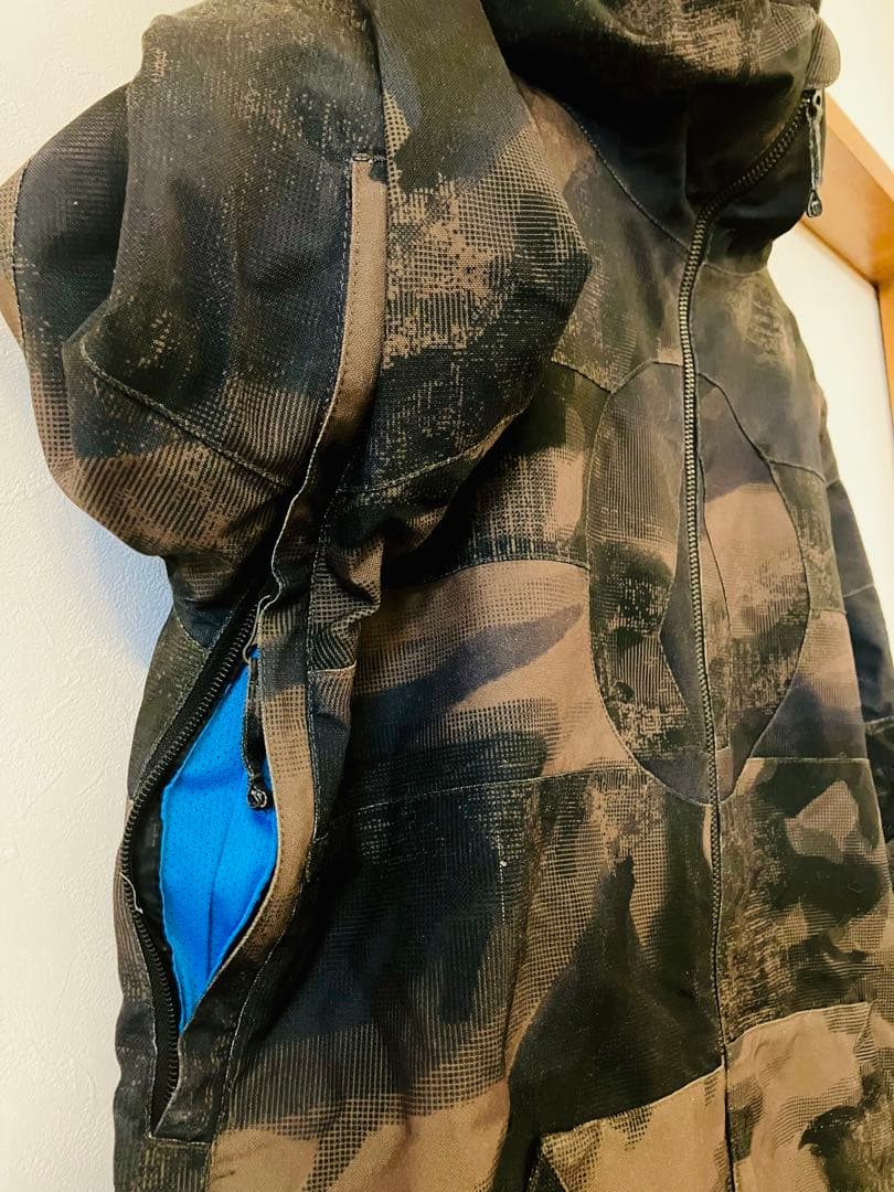 超人気⭐︎kids用⭐︎スノージャケット⭐︎使用わずか☆Volcom ⭐︎カモ柄