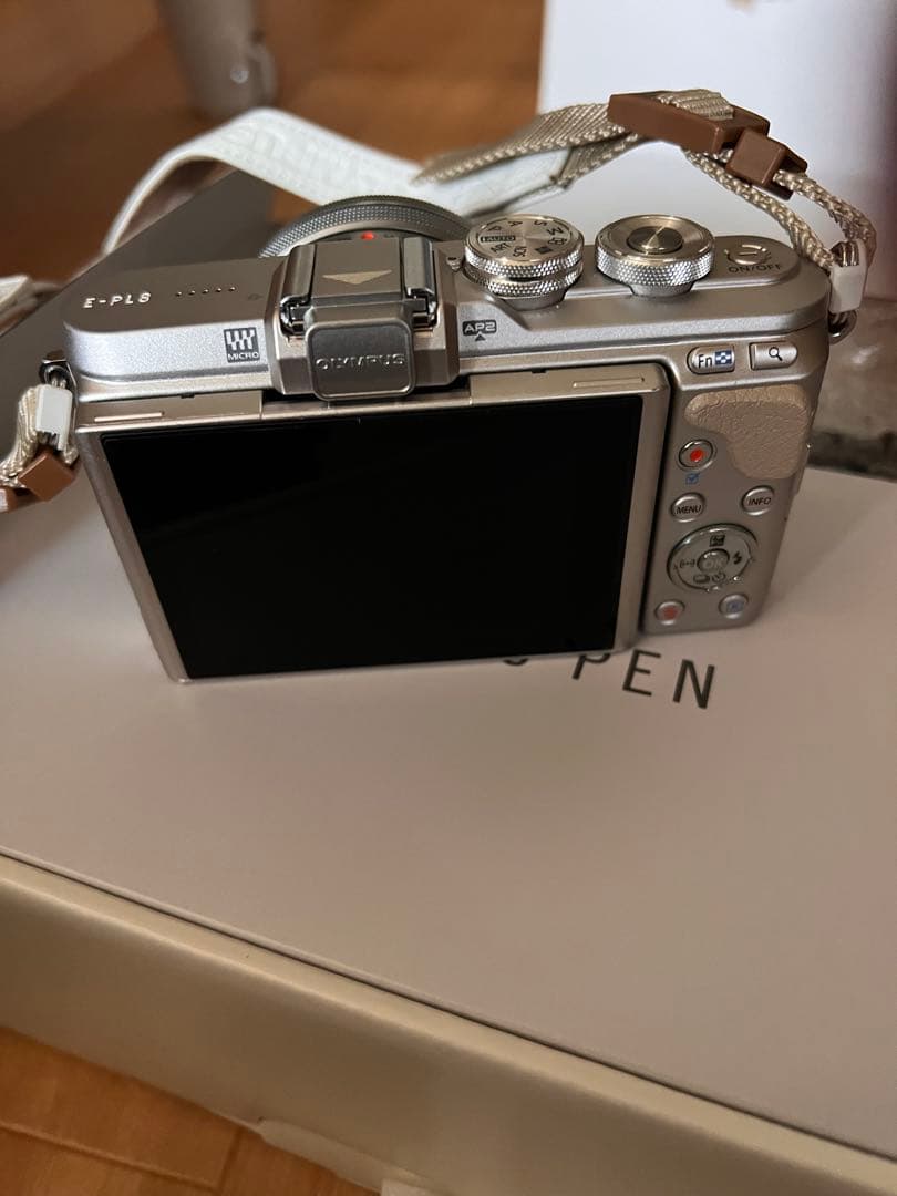 Olympus PEN E-PL8 + Vanguard バッグ