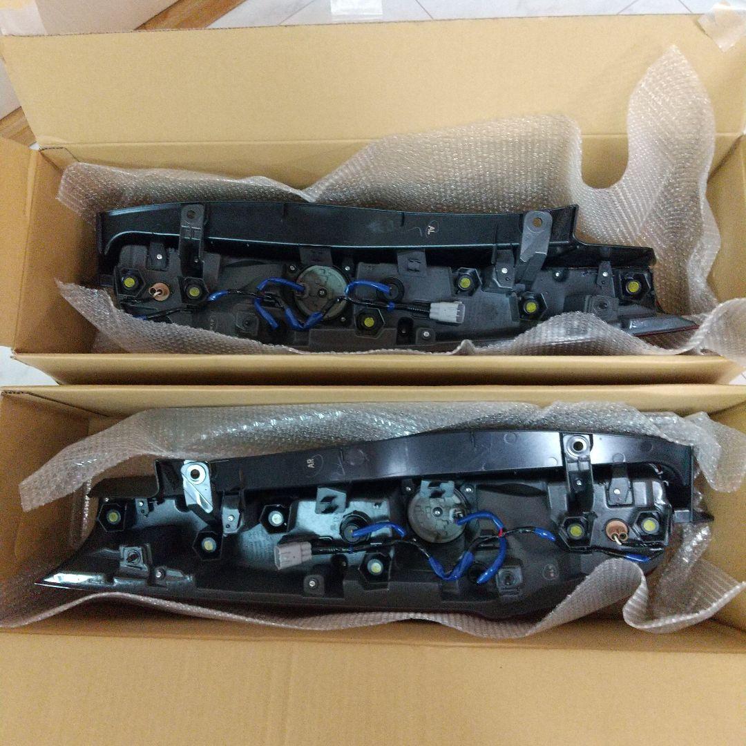 【新品未使用】トヨタ80系 ノア、ヴォクシー他、純正テールランプ 左右セット