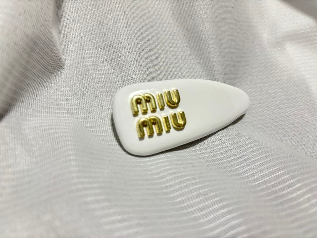 miu miu ロゴ入り ヘアピン ホワイト