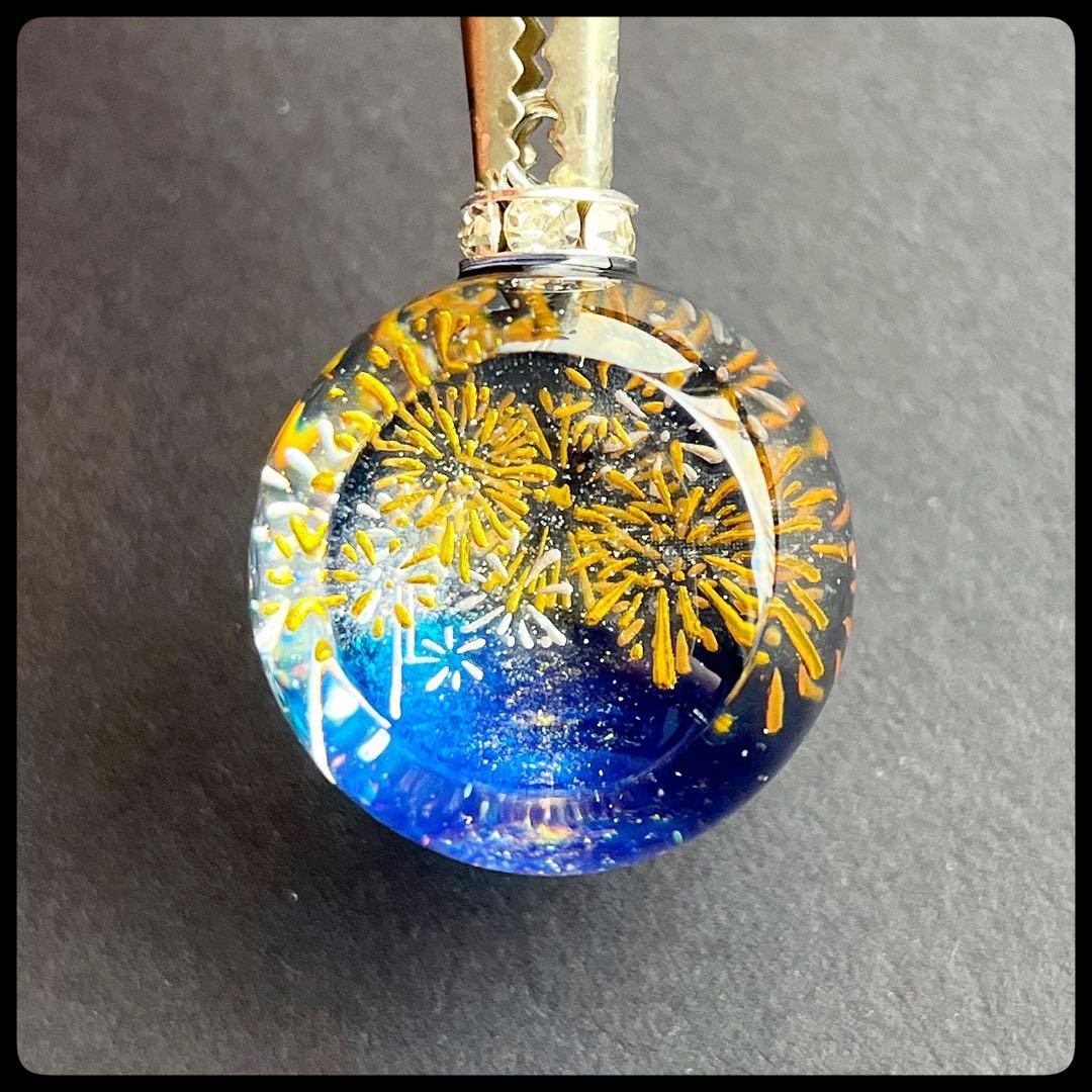【ハンドメイド】157.水面に映る花火　25mm 【蓄光・台座付き】